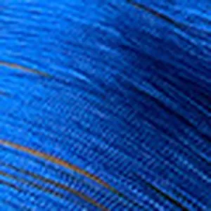 Detailansicht der tiefblauen, strukturierten Stofflinien eines rückenfreien Sommerkleids
