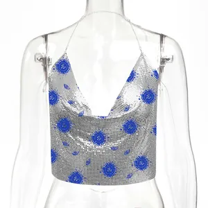 Dettaglio di top all'americana in paillettes d'argento con motivi blu di sole e occhi.