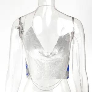 Vista posteriore di un sexy crop top allacciato al collo con paillettes in metallo argento