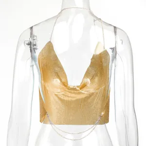 Dettaglio di un sexy crop top dorato con paillettes metalliche, scollo all'americana e schiena nuda