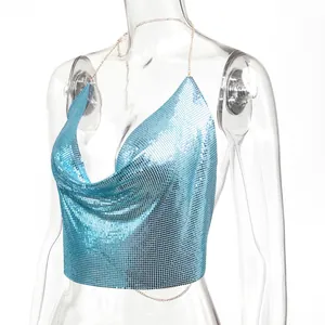 Dettaglio del top all'americana sexy con paillettes blu e scollo a cappuccio