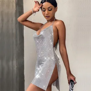 Sexiges silbernes Pailletten-Minikleid mit tiefem V-Ausschnitt und hohem Schlitz