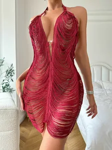 Nahaufnahme des sexy burgunderroten Neckholder-Kleids mit Fransen und Herz-Detail