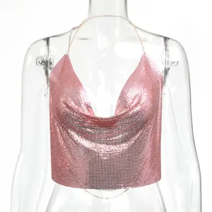 Dettaglio di un sexy top all'americana con paillettes metalliche rosa e scollo a cappuccio ampio