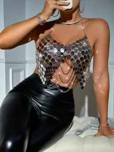 Detalle de un top halter con lentejuelas plateadas para moda sexy de discoteca