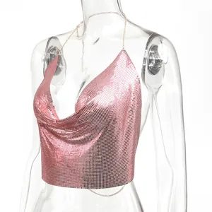 Dettaglio di top halter con paillettes rosa, scollo a cappuccio e catenelle