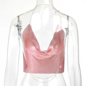 Vista dettagliata del top all'americana con paillettes in metallo rosa su manichino.