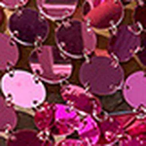 Gedetailleerde close-up van de roze acryl pailletten op het jurkmateriaal in punkstijl