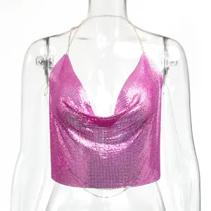 Dettaglio del sexy top all'americana con paillettes metalliche rosa e schiena nuda.