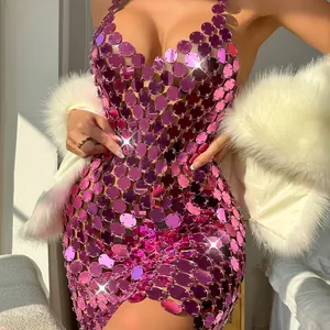 Detailopname van een sexy roze acryl mini-jurk met pailletten in stoere punkstijl