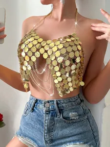 Detalle de top de bikini triangular de lentejuelas doradas para moda de verano