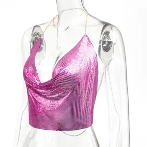 Dettaglio ravvicinato del top all'americana sexy con paillettes rosa e scollo chic