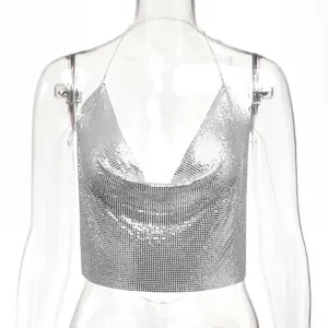Vista dettagliata di un sexy crop top con paillettes metalliche argento su manichino trasparente