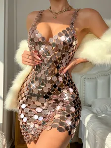 Detailweergave van een sexy punkstijl bodycon mini-jurk met roségouden acryl schijven