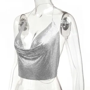 Vista dettagliata del top all'americana con paillettes metalliche argento e scollo a V