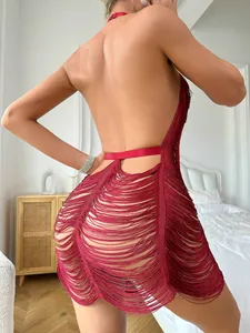 Detailansicht des rückenfreien Designs und der Fransenstruktur des burgunderroten Kleids.