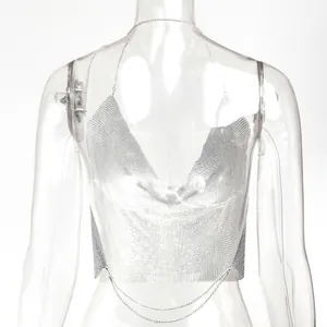 Vista dettagliata di un sexy top corto con paillettes in maglia metallica argento