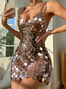 Detailopname van een sexy punkstijl roségouden acryl pailletten mini-jurk