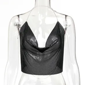 Dettaglio del top sexy nero con paillettes metalliche e schiena scoperta su manichino