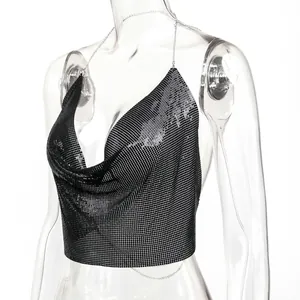 Vista laterale di un sexy top a cavezza in paillettes metalliche nere su manichino