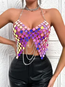 Detalle de top halter de lentejuelas iridiscentes con cadenas metálicas para clubwear