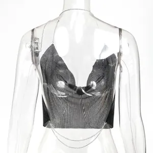 Dettaglio del top all'americana con paillettes nere e sottili catene d'argento
