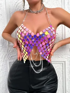 Vista detallada de top de bikini con lentejuelas coloridas y elegantes cadenas metálicas