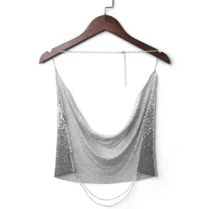 Vista dettagliata del top sexy con paillettes metalliche argento e scollatura