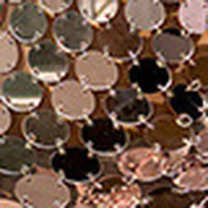 Detailopname van de glanzende ronde metallic acryl pailletten voor een punk party jurk.