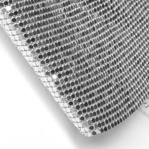 Primo piano che mostra la trama scintillante del tessuto in maglia di paillettes argento