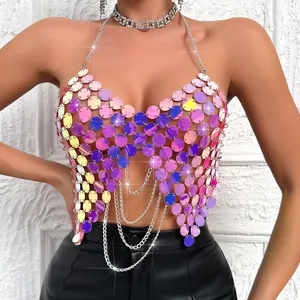 Vista detallada de top halter de lentejuelas iridiscentes con flecos de cadena elegantes