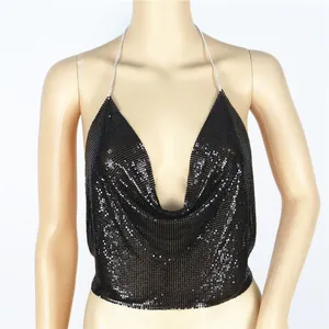 Dettaglio del sexy top nero con paillettes metalliche e scollo all'americana