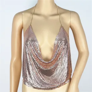 Dettaglio del top a canotta con paillettes metalliche oro rosa e spalline a catena
