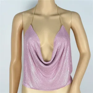 Dettaglio del top all'americana con paillettes rosa e elegante scollo a cappuccio.