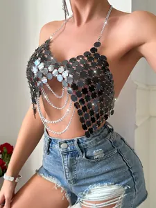 Detalle de un top de bikini con lentejuelas negras y diseño de cadena plateada.