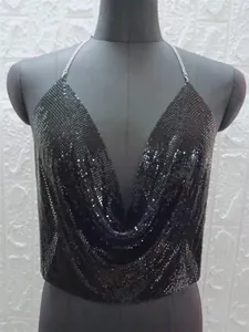 Primo piano di un sexy top a fascia nero con paillettes metalliche e scollo a cappuccio