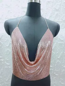 Vista dettagliata di un sexy top a cavezza in paillettes metalliche oro rosa con scollo a V