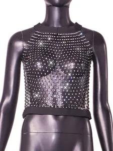 Detailaufnahme eines sexy schwarzen Netz-Crop-Tops mit funkelnden Strasssteinen