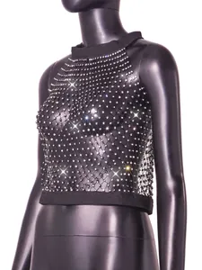 Detaillierte Ansicht eines schwarzen Netz-Crop-Tops mit glitzernden Strasssteinen