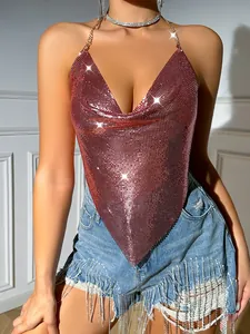 Vista dettagliata di un sexy top all'americana con paillettes rosa e catena in metallo