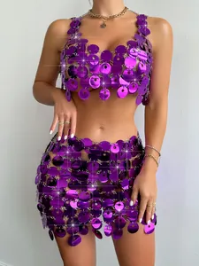 Detalle de conjunto de dos piezas con lentejuelas metálicas moradas para festivales