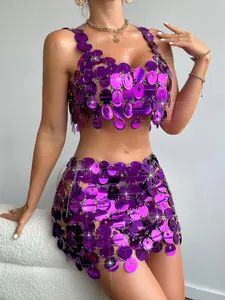 Detalle del conjunto de top corto y falda con lentejuelas metálicas moradas y eslabones