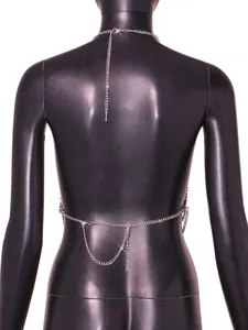 Detailansicht eines sexy silbernen Metall-Körperketten-Rückenfrei-Tops auf einer Schaufensterpuppe