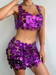 Detalle del conjunto de dos piezas con lentejuelas metálicas moradas hechas a mano.