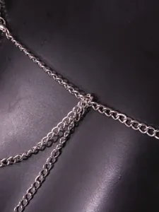 Detailansicht der mehrlagigen silbernen Metallkette an diesem sexy rückenfreien Top.