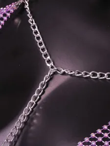 Detailansicht der silbernen Metallketten und violetten Strass-Netzstoffe am Neckholder-Top