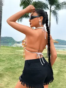 Vista trasera detallada de un top halter artesanal con flecos de gemas para los festivales