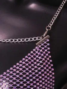 Nahaufnahme eines lila Netz-Halter-Tops mit glitzernden Strasssteinen und Metallkette