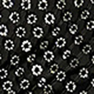 Vista detallada de los adornos de diamantes de imitación en la tela de malla negra del vestido