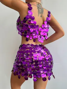 Vista posterior detallada del conjunto de top y falda de lentejuelas púrpuras con brillos